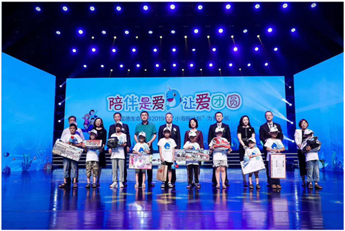 公司代表、客戶代表和媒體代表為“小海豚計劃”幫扶兒童代表送出心儀禮物，實現他們的小小心愿。